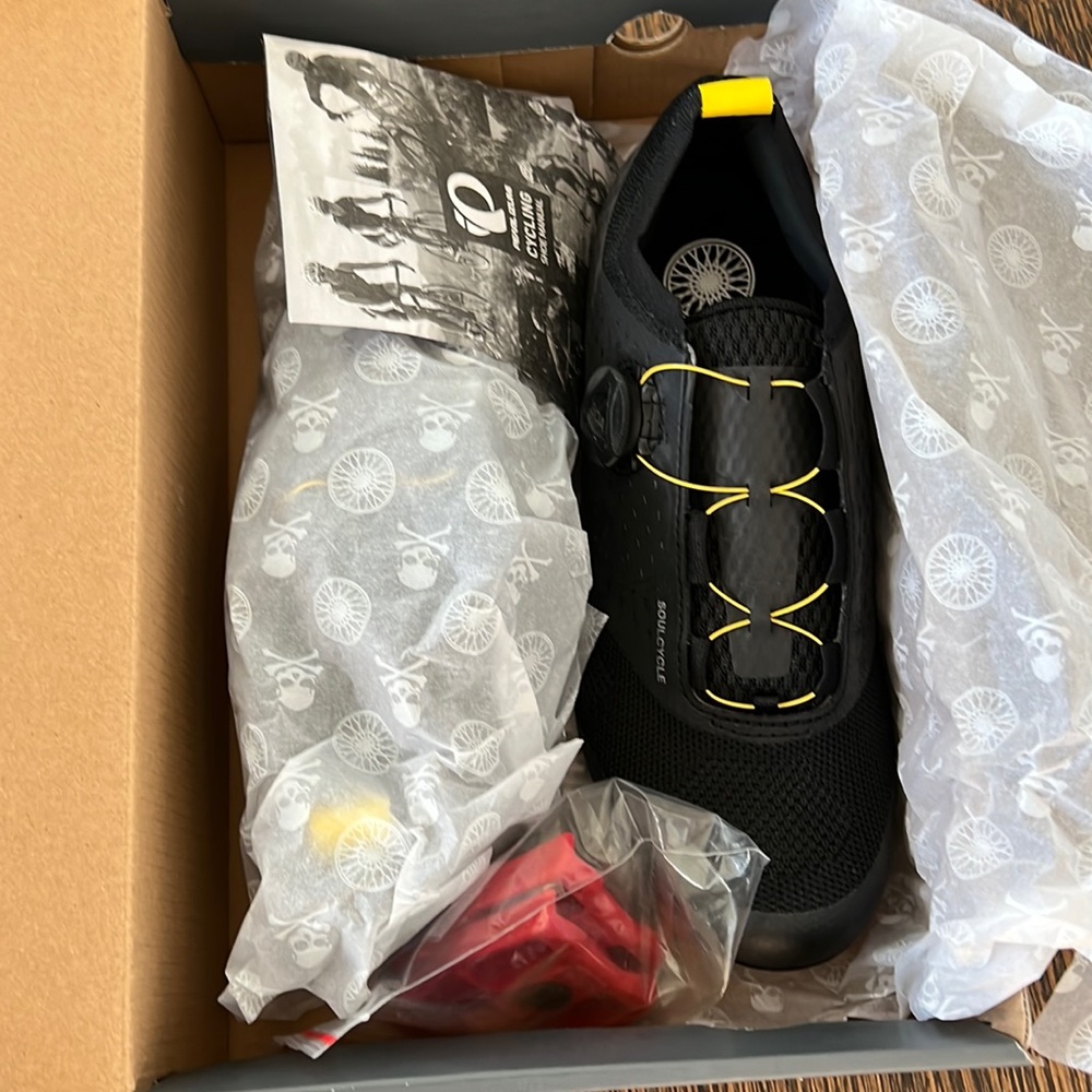 Womens 7.5 soul cycle legend 2.0 never been worn - in box